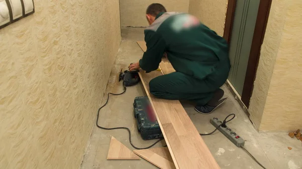 Carpenter Worker Green Uniform Cutting Wooden Panel Jig Saw Timelapse — Stock Photo, Image