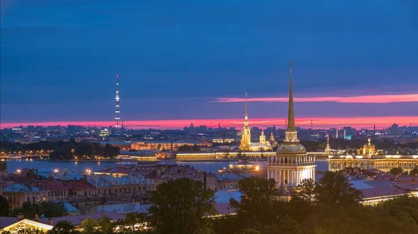 从圣艾萨克大教堂 Timelapse 的柱廊看历史中心的夜景 金钟大厦 彼得和保罗堡垒在距离 圣彼得堡 俄罗斯 — 图库照片