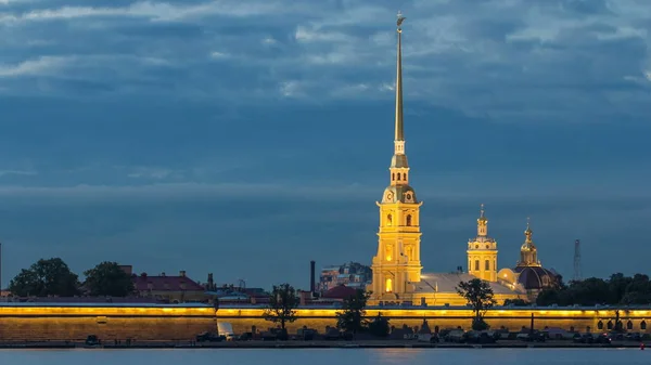 彼得和保罗堡垒天到夜转折 Timelapse 是俄国圣彼得堡的原始的堡垒 由彼得伟大在1703年创立并且修造了多米尼克 Trezzini 的设计从1706 1740 — 图库照片