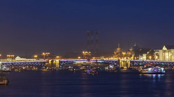 Время Открытия Дворцового Моста Много Наблюдающих Туристов Нева Ночью Много — стоковое фото