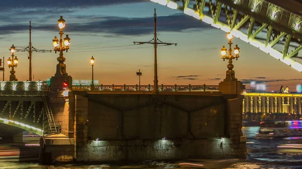 Öppna Trinity Bridge Timelapse Och Nöje Båtarna Neva Floden Sankt — Stockfoto