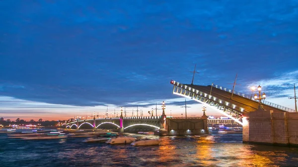 Openen Van Trinity Bridge Timelapse Plezier Boten Zijn Rivier Neva — Stockfoto