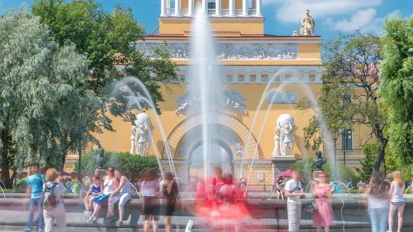 Der Brunnen Haupteingang Des Admiralismusgebäudes Zeitraffer Sonniger Sommertag Petersburg Menschen — Stockfoto