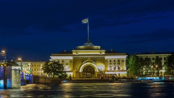 Kaj Floden Neva Med Upplysta Byggnaden Amiralitetet Och Palace Bridge — Stockfoto