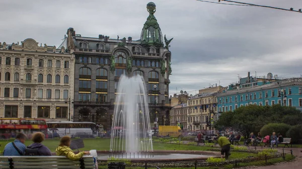 Şarkıcı Kazan Katedrali Timelapse Yakınındaki Önündeki Çeşme Bulutlu Hava Petersburg — Stok fotoğraf