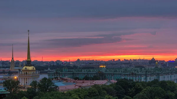 日出与雨在历史中心从圣艾萨克大教堂 Timelapse 的柱廊 金钟大厦 宫殿广场 彼得和保罗堡垒在距离 圣彼得堡 俄罗斯 — 图库照片