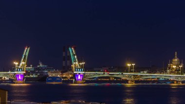 Blagoveshchensky (duyuru) köprü timelapse beyaz geceler sırasında St. Petersburg, Rusya'nın açın.