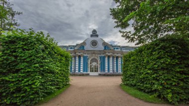 Grotto Pavilion timelapse hyperlapse Catherine Park Tsarskoye Selo (Puşkin), St Petersburg, Rusya Federasyonu. bulutlu gökyüzü