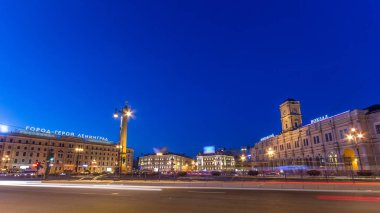 Vosstaniya isyan Meydanı ve Dikilitaş kahraman şehir Leningrad gece timelapse. Moskova tren istasyonu sağ tarafında. Yolda trafik. St.Petersburg, Rusya Federasyonu