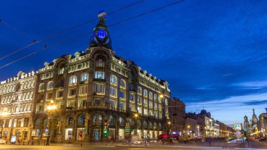 Saint Petersburg gece timelapse trafik ile şarkıcı evinde. İnsanlar yürümek şarkıcı House yanında yer alan Nevsky Prospekt ve Griboyedov Canal