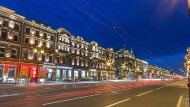 Sankt-Peterburg timelapse hareketi gece Nevskiy prospekt üzerinde. Yolda trafik