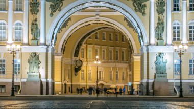 Arch Palace Square gece timelapse St Petersburg üzerinde genel kurmay binanın. Görünümü kapatın