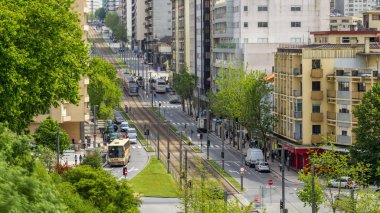 Jardim Vila Nova de Gaia ve Porto cityscape timelapse trafik ve Portekiz, tarihi şehir merkezine metro ile yarın bitir. 4k