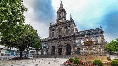 Trinity Kilisesi timelapse hyperlapse bulutlu gökyüzü ve Çeşme Meydanı Porto, Portekiz. Porto Avrupa'nın en popüler turistik yerlerinden biridir.