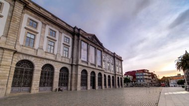 Doğal Tarih Müzesi Porto Üniversitesi Gomes Teixeira Meydanı timelapse hyperlapse gün batımından önce bina. Porto, Portekiz. 4k