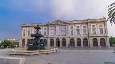 Doğal Tarih Müzesi Porto Üniversitesi Gomes Teixeira Meydanı'nda ile Çeşme ve palmiye timelapse hyperlapse gün batımından önce bina. Porto, Portekiz. 4k