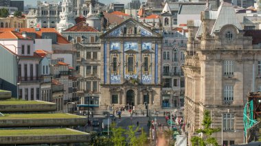 Arka timelapse, Porto, Portekiz manzaraya Almeida Garret Meydanı ile Sao Bento tren istasyonu ve Congregados Kilisesi. 4k