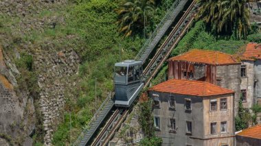Füniküler dos Guindais hava izleme görünümünü ve Dom Luiz Köprüsü, Portekiz Porto şehir timelapse tarihi merkezinde pitoresk evleri