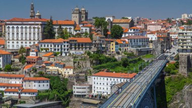Yaz zaman Dom Luiz Köprüsü ile Portekiz mavi gökyüzü arka plan üzerinde güzel görünümü Douro nehir timelapse ve Porto şehir tarihi merkezinde çıkabilir. Porto Avrupa'nın popüler bir turistik yer. 4k