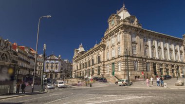 Arka timelapse hyperlapse, Porto, Portekiz manzaraya Almeida Garret Meydanı ile Sao Bento tren istasyonu ve Congregados Kilisesi. 4k