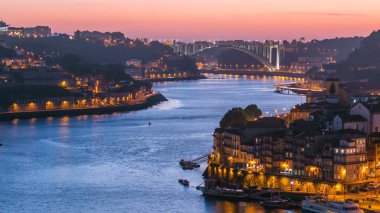 Porto, Portekiz timelapse tarihi şehir gece geçiş görünümüne günden Dom Luiz köprü 4k
