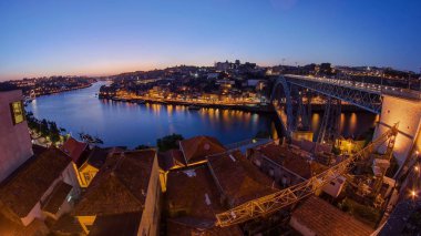 Panorama eski şehir Porto nehir Duoro, gün batımı timelapse Arrabida bridge gün gece geçiş Balıkgözü, Oporto, Portekiz 4 k ile sonra tekne taşıma bağlantı noktasıyla adlı