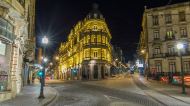 Kavşak Sao Bento tren istasyonu gece timelapse hyperlapse yakınlarında. İstasyonu Avrupa'nın popüler bir turistik yapıdır. 4k