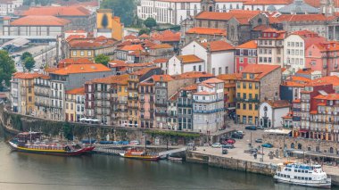 Yaz saati itibariyle Portekiz mavi gökyüzü arka plan üzerinde güzel görünümü Douro nehir timelapse ve Porto şehir tarihi merkezinde çıkabilir. Porto Avrupa'nın popüler bir turistik yer. 4k