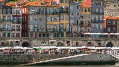 Dolgu ve eski, vintage ve turistik ribeira Porto bölgesi güneşli gün timelapse, Portekiz 4k adlı geleneksel antika evleri