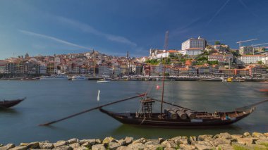 Porto, Portekiz eski şehir manzarası ile rabelo gün Douro nehir üzerinde ben köprü timelapse hyperlapse Luis ile tekne. 4k