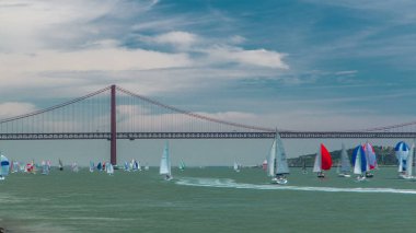 Almada ve Lizbon Portekiz timelapse bulutlu mavi gökyüzü 4 k geniş açı objektif bağlama April asma köprü arka plan üzerinde 25 ile Tagus Nehri üzerinde sailfishes