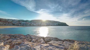 Küçük kasaba Sesimbra (Portekiz), panorama timelapse 4k, iskelesinden gündoğumu