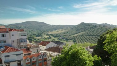 Portekiz Hills Sesimbra timelapse 4k yakın kırmızı çatılı güzel evler ile üzüm bağları