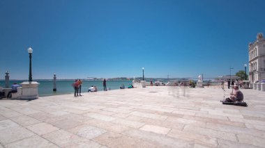 Portekiz, Avrupa - sütunları Wharf bakış açısı ticaret, şehir şehir Lizbon uzun pozlama timelapse merkezinde yaklaşık 4 k insanlar yürürken, insanlar ile kare