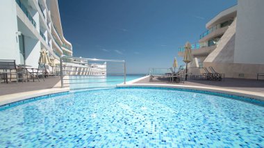 Otel küçük yüzme havuzu güneşli yansımaları ve mavi timelapse su, plaj, Sesimbra, Portekiz 4 k görüntülemek