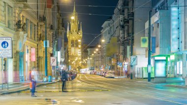 Raylar Prag'da Wenceslas Meydanı'nda gece timelapse Jindrisska Kulesi ile arka planda, alacakaranlıkta zaman tramvay. Tramvay parça ve trafik yolda. Meydanı Prag merkezi bulunmaktadır. Çek Cumhuriyeti.
