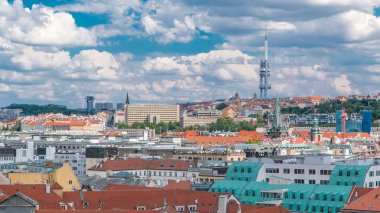 Prag lamdmark Zizkov televizyon kulesi timelapse ile panoramik görünüm. Eski Belediye Binası kuleden üstten görünüm