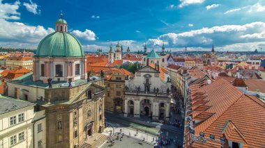 Kilise St Francis Assisi ve Prag timelapse St Salvator kilisede. Üstten görünüm Old Town Bridge Tower. Bulutlu gökyüzü güneşli gün