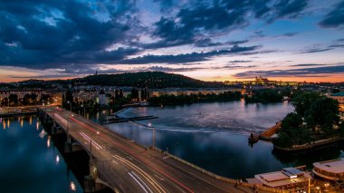 Görünümü Prag Hill Petrin timelapse Baykuş'ın fabrikaları ve Jirasek Köprüsü üzerinde gün gece geçiş ile güzel renkli gökyüzü, Çek Cumhuriyeti. House dans üstten görüntülemek