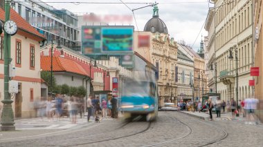 Bir Prag bir tramvay - sokak araba Old Town (Stare Mesto) Prag Namesti Republiky İstasyonu timelapse tarafından dönüm sembolüdür. Prague, Çek Cumhuriyeti. Bulutlu gökyüzü