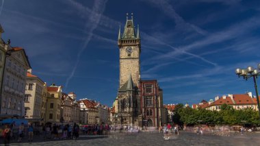 Old Town şehir Hall Prag timelapse hyperlapse, Eski Şehir Meydanı, Hollanda üzerinden görüntüleyin. Mavi gökyüzü güneşli gün
