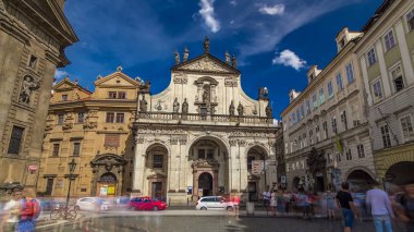 St Salvator Kilisesi timelapse hyperlapse. Prag - Clementinum, Çek Cumhuriyeti tarihi karmaşık parçası. Mavi bulutlu gökyüzü ve yolda trafik