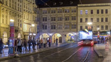 Işıklı malostranske namesti görünümünü gece Prag'da Prag Kalesi ve Kilisesi için ünlü olduğu hemen altında hangi yalanlar nicolas saint timelapse hyperlapse kare. Tramvay durağı insanlar. Prague, Çek Cumhuriyeti