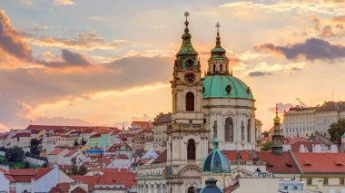 günbatımı St Nicolas timelapse Mala Strana Prag'ın arkasında. Renkli bulutlu gökyüzü. Lesser Town Tower görünümünden