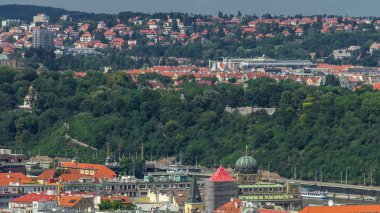 Panoramik manzaralı üst Vitkov Memorial, Çek Cumhuriyeti Prag timelapse. Old Town kırmızı çatılar ve metronom ile. Yaz günü bulutlu gökyüzü