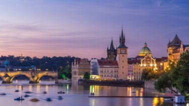 Renkli kürek tekneler gün gece geçiş timelapse için Çek Cumhuriyeti Prag şehir görüntüsü güzel gökyüzü ile Vltava Nehri üzerinde. Charles Köprüsü arka plan ve Staromestsky su kulesi