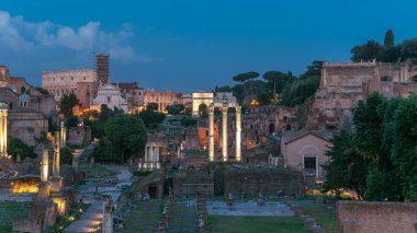 Forum Romanum kalıntıları Capitolium hill gün gece geçiş timelapse Roma, İtalya için. Bulutlu cky ile üstten görünüm
