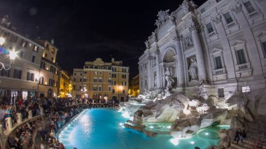 Ünlü Trevi Çeşmesi, gece timelapse. Bu yer içinde en çok ziyaret edilen Roma biridir. Kalabalık kalmak agound. Balıkgözü