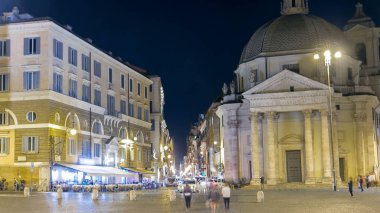 Santa Maria ikiz kiliselerinde Montesanto ve Santa Maria dei Miracoli Piazza del Popolo gece ile Piazza del Popolo timelapse. Roma, İtalya. Çeşmeden Caddesi'ne görüntülemek