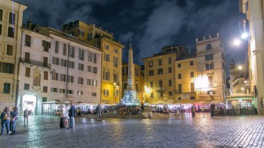 Rotonda Meydanı ve gece lambası, Pantheon yakınındaki Çeşme timelapse görünümünü. Roma, İtalya. Yürüyüş ve çeşmede oturan insanlar